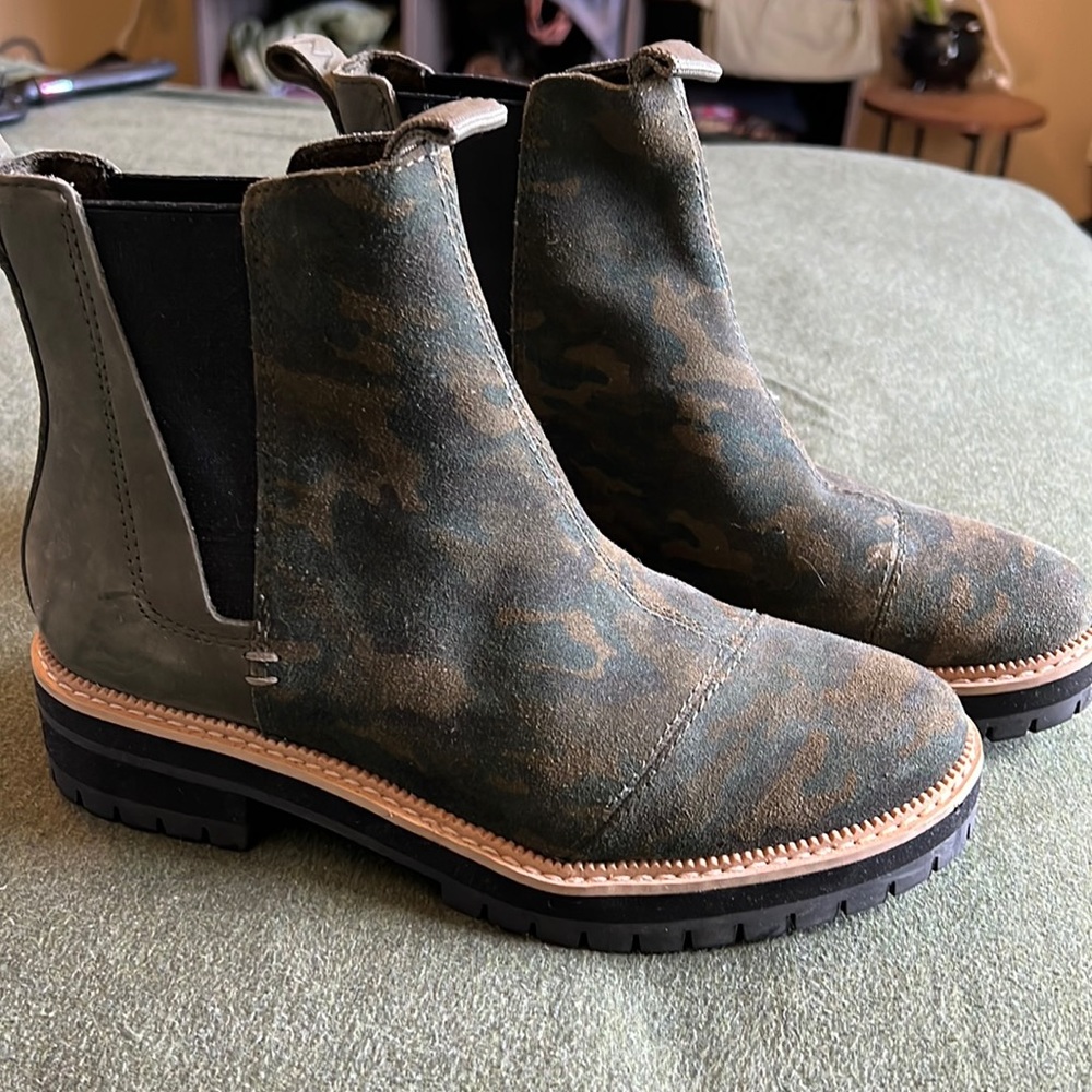 Camouflage/olive green Toms boots